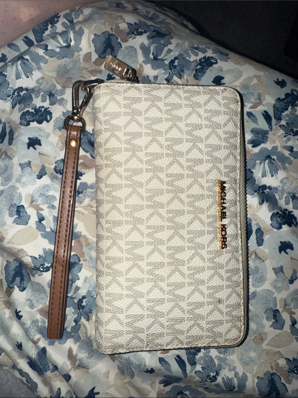 Michael Kors Cream Beige Signature Zip-Around Wristlet